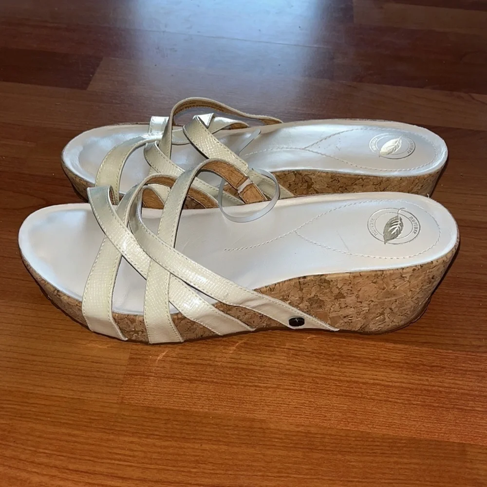 Nurture women’s white leather strap cork wedge Truth Sandals Size 9.5